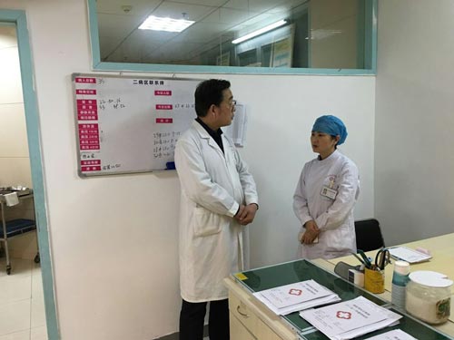 博仕肛腸醫(yī)院祁院長(cháng)巡考,與梅副院長(cháng)細緻交流考試情況