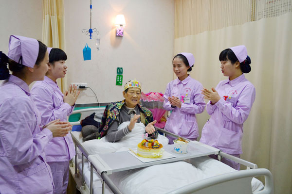 護士為(wèi)患者慶生(shēng)