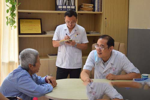 貝博士為(wèi)患者一(yī)一(yī)耐心解答(dá)，制(zhì)定科(kē)學診療方案